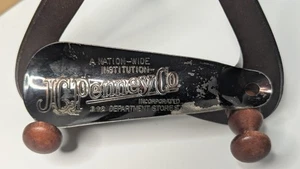 Vintage J.C. Penney Co logo inclinato anni 20 scarpa corno negozio pubblicità nero 4,5" - Foto 1 di 7