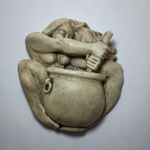 Vintage Hexe 1995 P. Barda Halloween Kreidegeschirr Hexe Figur Büste Kessel Plakette - Bild 1 von 6