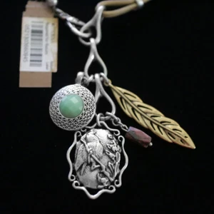 Collana in pelle nuova con etichette marchio lucky Ciondolo in piuma di uccellino e medaglione NUOVO $45 - Foto 1 di 6