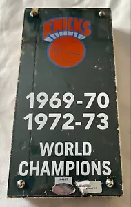 NY KNICKS 1969-70 1972-73 NBA WORLD CHAMPIONS AUTENTICO MSG COURT + PLEXI COA - Foto 1 di 5