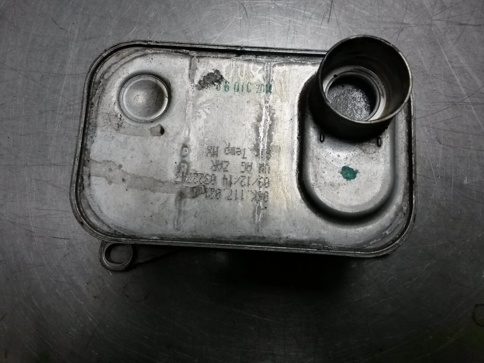 Enfriador de aceite para Volkswagen Passat 1.8 15-17 06K117021C Foto 1 de 4