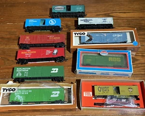 Estate Find Lot 10 HO Scale Box Cars Train Frieght Cars Tyco AHM Rolling Stock - Foto 1 di 9