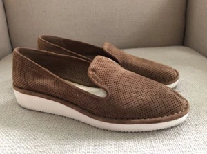 VINCE CAMUTO BRAUNE PERFORIERTE WILDLEDER-SLIPPER HALBSCHUHE FLACHE SCHUHE WEISSE SOHLE GRÖSSE 7,5 - Bild 1 von 10