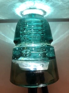 Grüner CD 145 B geprägter Isolator mit Gasblasen. - Bild 1 von 6
