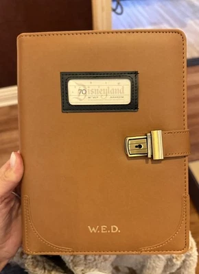 NUEVO Cuaderno Diario Disneyland 70 Aniversario Cuero Inspirado en la WED LE 2025 Foto 1 de 4