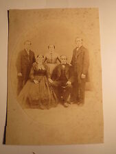 2 Frauen im Reifrock & 3 Männer im Anzug - 1867 / KAB