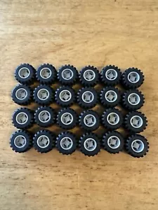 Set 24 LEGO schwarze Reifen 87697 hellgraue Felgen Teile Stücke 21 mm x 12 mm Rad L1 - Bild 1 von 3