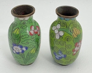 Coppia di vasi cloisonne cinesi in miniatura vintage 3" smaltati su ottone - Foto 1 di 13