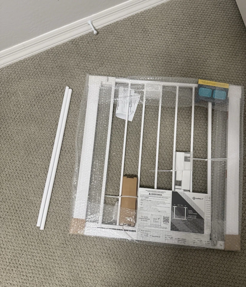 Puerta de bebé Safety 1st Easy Install Walk Thru, se adapta a 29"-38", 28" de alto, blanca Foto 1 de 4