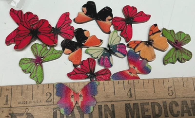 buttons butterfly 7/8x1 1/8" wood 7pcs assorted - Image 1 of 4