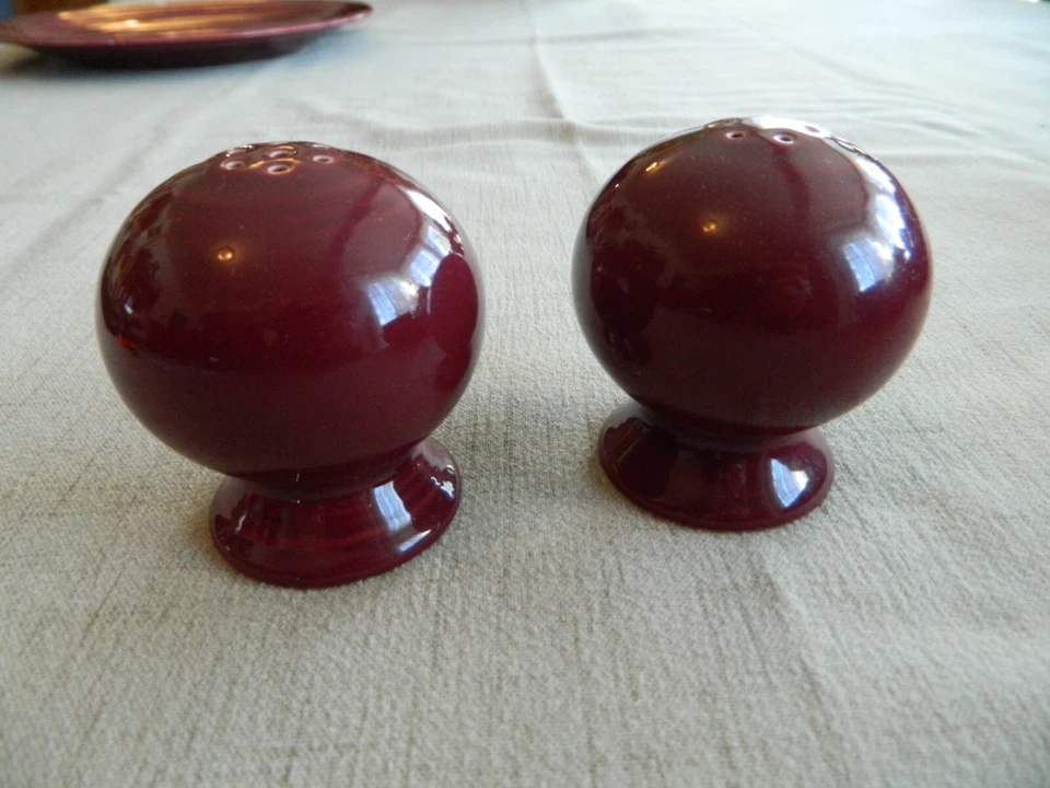 Juego de sal y pimienta granate Homer Laughlin & Co. Fiesta Ware FT Foto 1 de 4