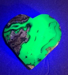 X Large 3,4" 248g UV Reaktiv Mystisch Vulkan Achat Herz Kristall Stein Schnitzerei - Bild 1 von 22