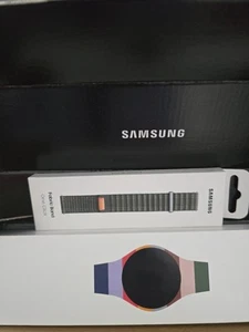 Samsung Galaxy Watch4 Classic (silver) 43mm & S/M green band from Samsung shop. - Zdjęcie 1 z 11