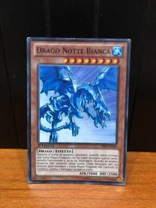 CARTA YU-GI-OH! DRAGO NOTTE BIANCA BP02-IT083 RARA NERA ITALIANO 1ED - Imagen 1 de 2