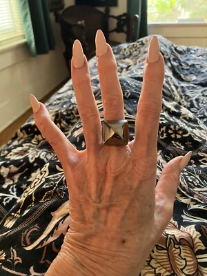 Anillo venenoso abierto pirámide de metal plateado Alexander Mcqueen Foto 1 de 4