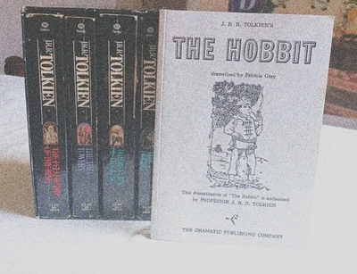  Lord of the Rings Box Set JRR Tolkien 50th Anniversary The Hobbit Play Script  Foto 1 de 4
