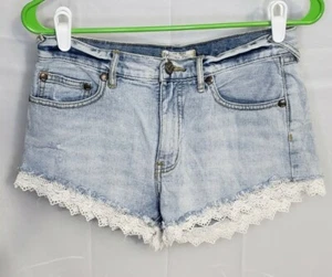 Pantaloncini jeans FREE PEOPLE in pizzo blu leggero effetto invecchiato orlo in denim TAGLIA 27 - Foto 1 di 3