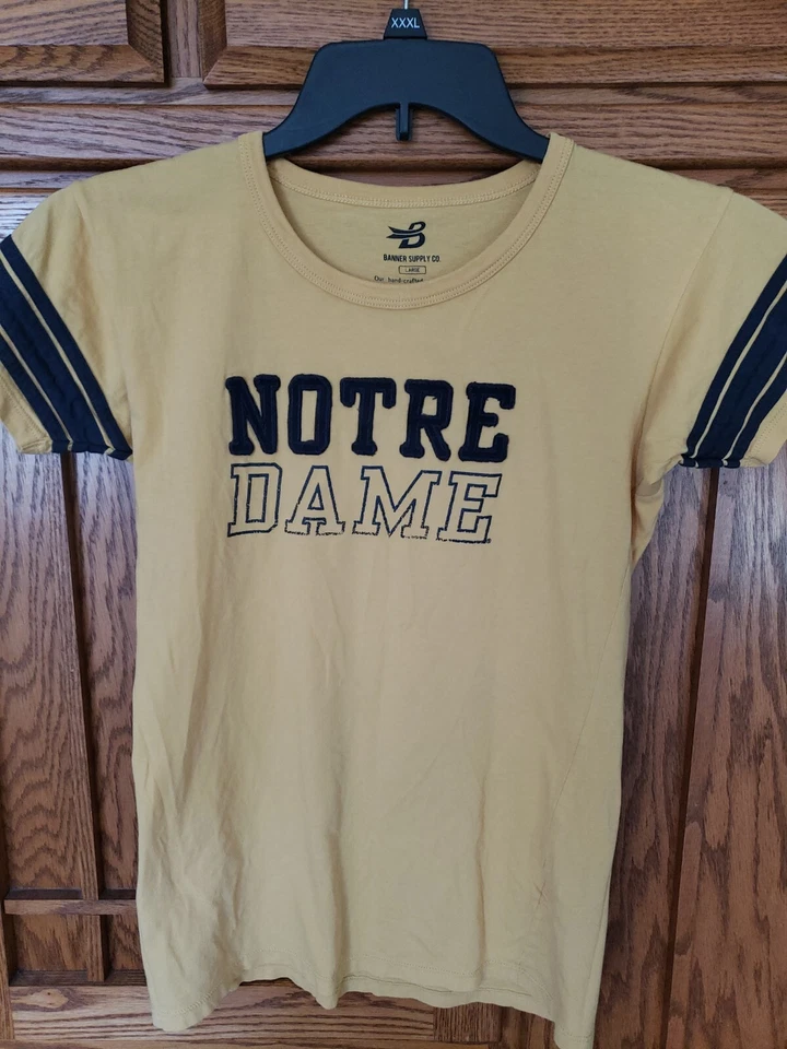Camiseta para mujer Notre Dame amarilla manga corta Banner Supply Co. talla L Foto 1 de 4
