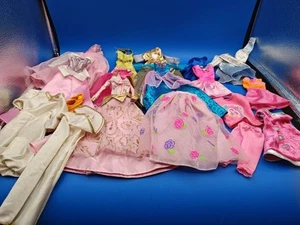LOTE DE 17 ROPA MUÑECA BARBIE & KEN GAMA ALTA VESTIDOS CHAQUETA TOPS - Imagen 1 de 8