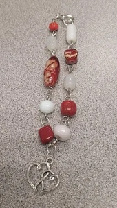 Pulsera artesanal multicolor rojo blanco vidrio cuentas corazón dije con cierre de lobo - Imagen 1 de 2