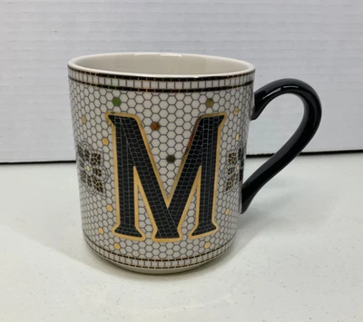 Taza de café grande de porcelana con monograma "M" Anthropologie mosaico azulejo negro y dorado Foto 1 de 4