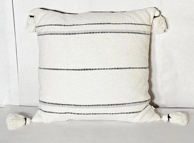 ***Hearth & Hand Magnolia 装饰枕头(黑色条纹)18x18 — 第 1/4 张图片