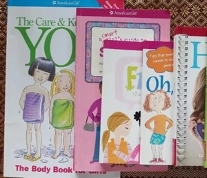 Lot 8 AMERICAN GIRL Body Style Friends Family Hair Art Manners Age 8+ - Imagen 1 de 13