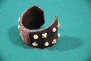 Brazalete Stella & Dot Crush It Bow Tachuelas e Imitación Perla Gris Divertida Joyería - Imagen 1 de 5