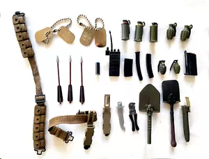 Accessori scala action figure GI JOE 12" - clip targhetta cane granata coltello anni 90 - Foto 1 di 1