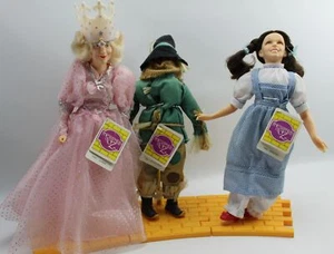 Vintage WIZARD OF OZ Vogelscheuche, Dorothy und Glinda Puppen mit gelber Backsteinstraße - Bild 1 von 5