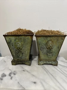 Due fioriere da giardino in metallo stile francese testa di leone con manico ad anello fleur-de-lis - Foto 1 di 14
