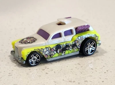 Hot Wheels 2014 The Beatles Yellow Submarins Cockney Cab II suelto Foto 1 de 4