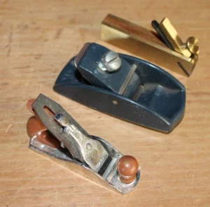 Tres aviones de madera en miniatura - Imagen 1 de 3