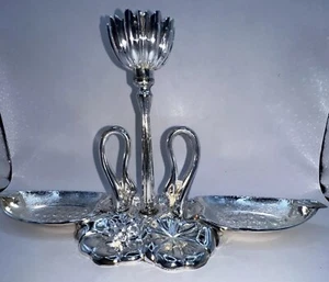 Hermoso Juego, Candelabro Plateado con Dos Platos Cisne. Juego muy bonito. - Imagen 1 de 5