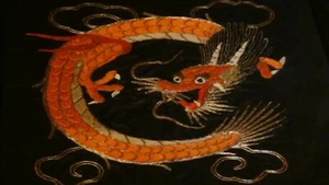 BANDA DE RODADURA DE ORO CHINA DE PRINCIPIOS 20C BORDADO DE SEDA DE DRAGÓN, ENMARCADO - Imagen 1 de 8