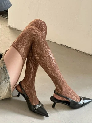 Medias de muslo con tirantes transparentes ahuecadas de malla de café floral de nailon para mujer Foto 1 de 4