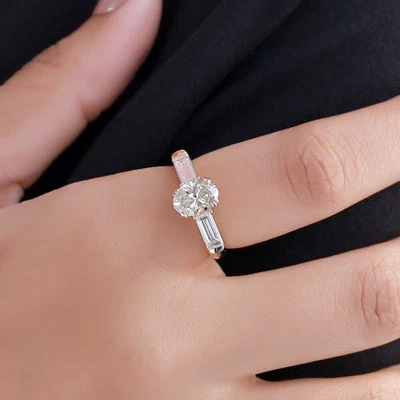 Anillo de compromiso de 3 piedras de diamantes talla ovalada y baguette de 2,00 quilates 14 k YG cultivado en laboratorio Foto 1 de 4