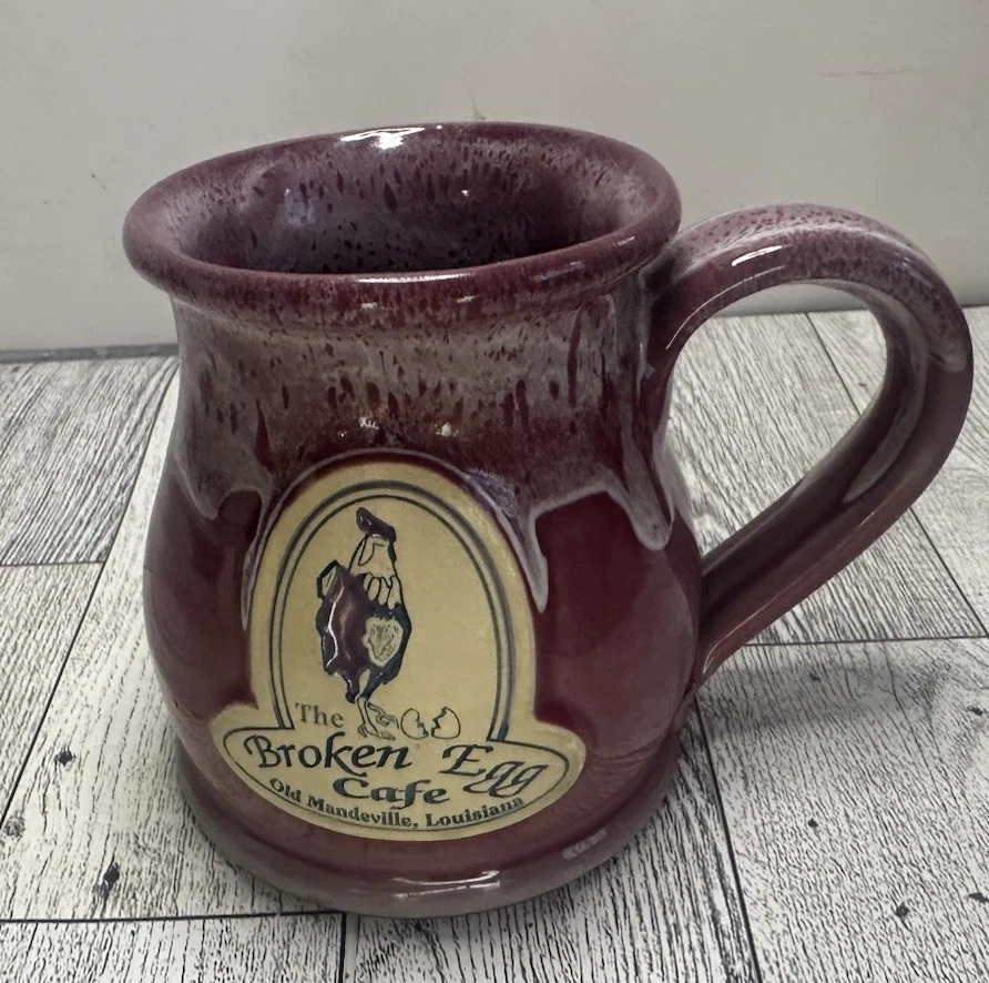 Taza de café Deneen Pottery The Broken Egg Old Mandeville, Louisiana hecha a mano malva Foto 1 de 4