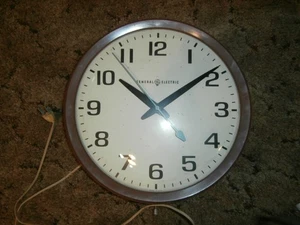 Vintage funktionierende General Electric 13 Zoll Schulhaus Wanduhr 12" Glaszifferblatt. - Bild 1 von 6