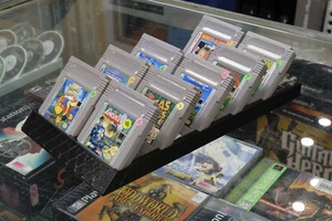 Paar 12er Patronen Glasstop Display Ständer für Gameboy (GB) - Print to Order - Bild 1 von 4