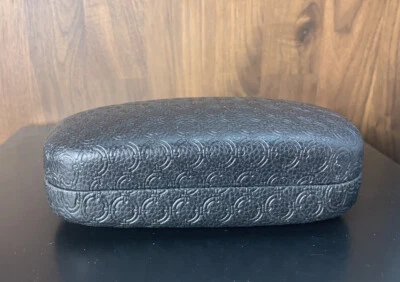 Estuche para gafas con inserción de espuma rígida texturizada con cubierta negra Foto 1 de 4