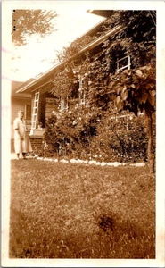 Foto De Colección 1931 June Roses & Mama Familia Flores Gente Casa Blanco y Negro - Imagen 1 de 3