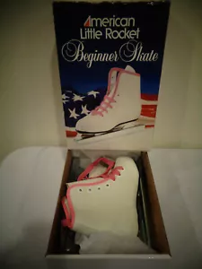 AMERICAN LITTLE ROCKET PATTINO DA GHIACCIO PRINCIPIANTE DBL RUNNER STYLE 380 RAGAZZE BIANCO NUOVO CON SCATOLA - Foto 1 di 7