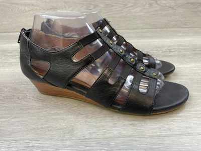 Sandalia Sofft Ilana para mujer de cuero gladiador negra con tachuelas tacón de cuña cremallera trasera 9 Foto 1 de 4