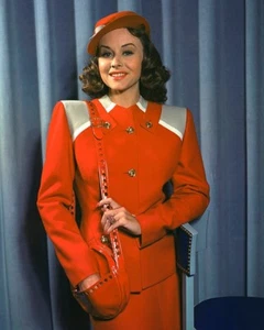 Paulette Goddard Precioso Color Años 40 Glamour Rojo Traje y Bolso de Mano Foto 8x10 - Imagen 1 de 1