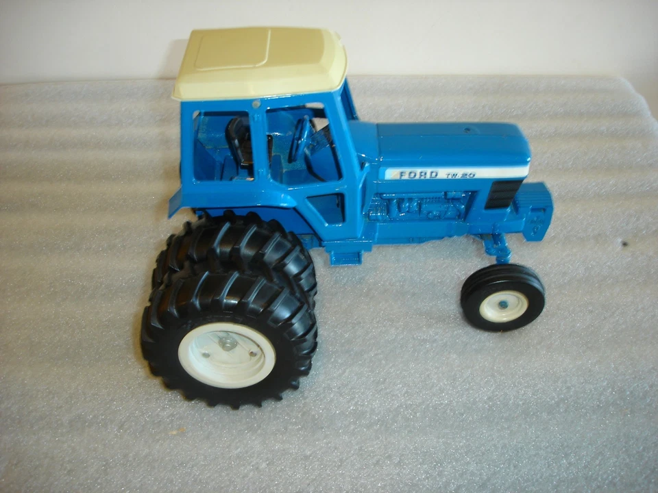 Tractor Ford TW-20 de juguete agrícola Ertl con neumáticos traseros dobles escala 1:12 1/12 Foto 1 de 4