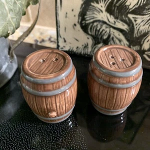 Cracker Barrel Mini Fass Salz und Pfefferstreuer Set 1,5x2" - Bild 1 von 3