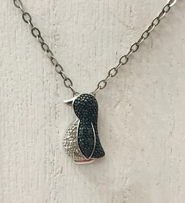 Colgante de pingüino de diamantes negros y blancos con cadena Foto 1 de 4