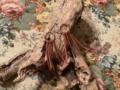 Pendientes boho colgantes circulares de gamuza/latón dorado hechos a mano Foto 1 de 4