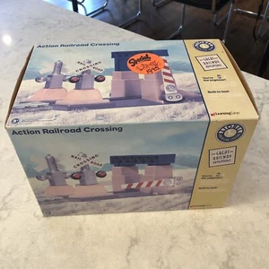 New in Box 1999 Lionel Learning Curve Action Railroad Crossing - Picture 1 of 13